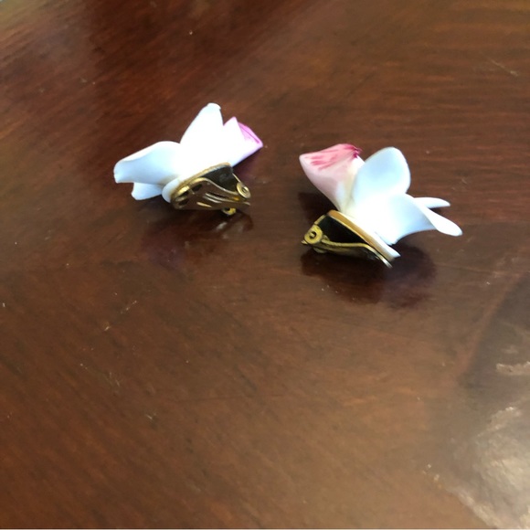 Flower Light Weight Women's Pink/White Clip On Earrings Made in England - Picture 5 of 7
